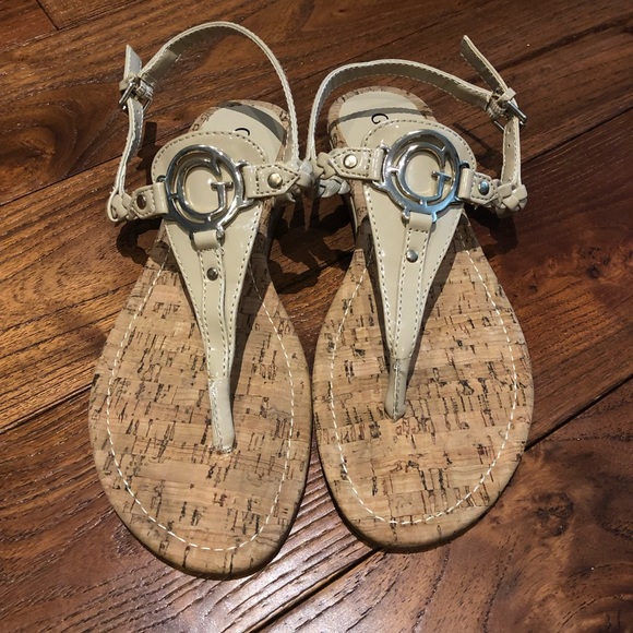 Guess flat T-strap sandals defined by metal logo shiny cream colour sz 6. - Picture 5 of 8